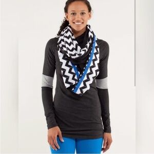 LULULEMON Vinyasa Scarf Wrap Black White Blue Chevron Snaps EUC